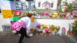 Vor dem Haus, in dem Sinéad O'Connor gewohnt hat, haben Fans Blumen und Karten abgelegt sowie Kerzen angezündet. Bray hat rund 30.000 Einwohner und liegt 20 Kilometer südlich der Hauptstadt Dublin. 