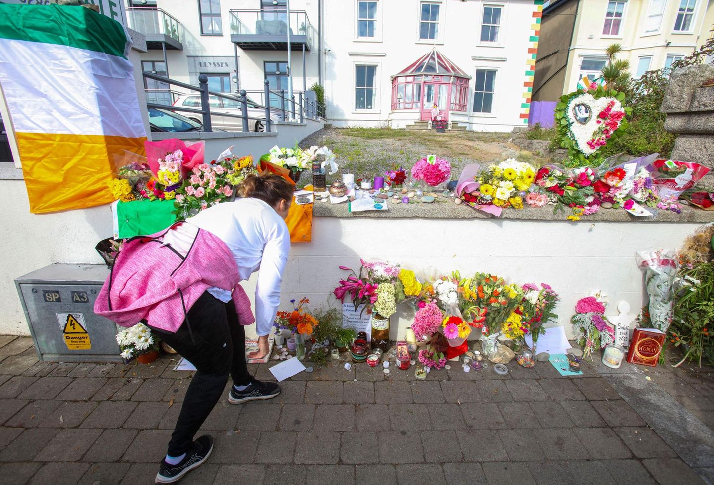 Vor dem Haus, in dem Sinéad O'Connor gewohnt hat, haben Fans Blumen und Karten abgelegt sowie Kerzen angezündet. Bray hat rund 30.000 Einwohner und liegt 20 Kilometer südlich der Hauptstadt Dublin. 