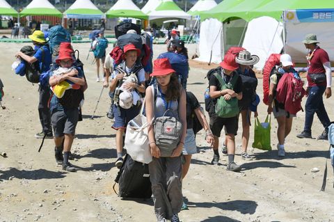 Teilnehmer verlassen den Zeltplatz des Pfadfinderlagers in Südkorea