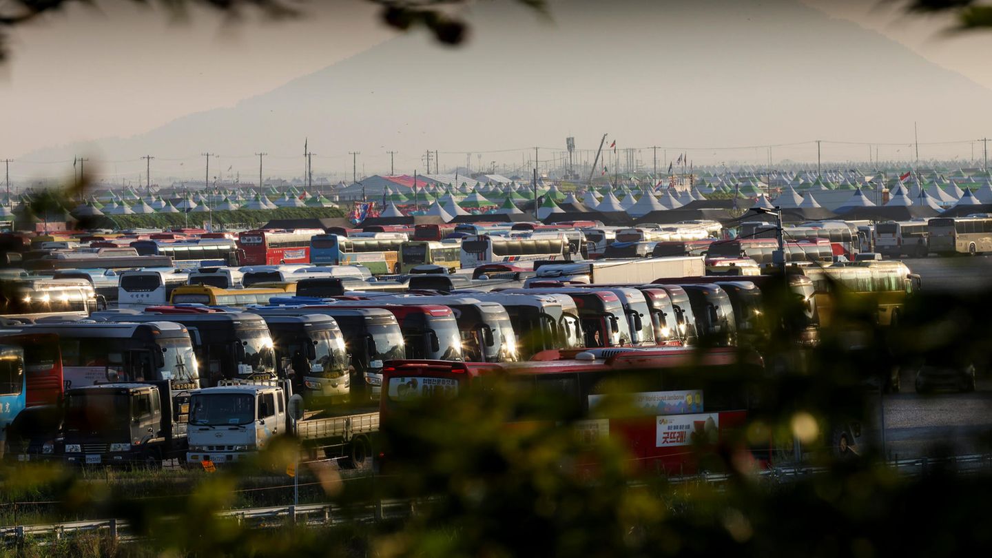 Busse treffen im Pfadfinderlager in Südkorea ein, um die Teilnehmenden zu evakuieren Busse treffen im Pfadfinderlager in Südkorea ein, um die Teilnehmenden zu evakuieren