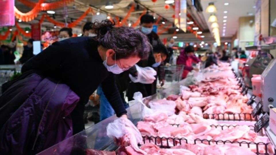 Kundin in einem Supermarkt in Peking 2021