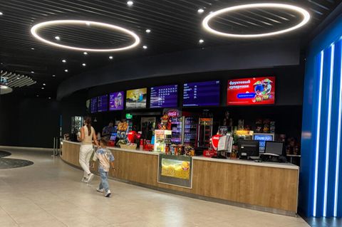 Menschen gehen in ein Kino in einem Einkaufszentrum in Moskau