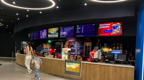 Menschen gehen in ein Kino in einem Einkaufszentrum in Moskau