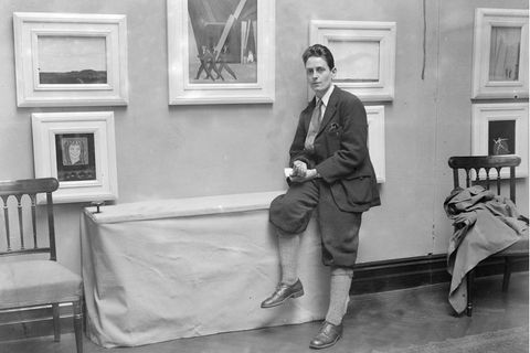 Hannah Gluckstein alias Gluck auf einer Ausstellung in London im Jahr 1926