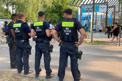 Polizisten stehen vor dem Eingang des Sommerbad in Neukölln, Berlin