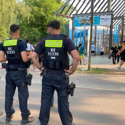 Polizisten stehen vor dem Eingang des Sommerbad in Neukölln, Berlin