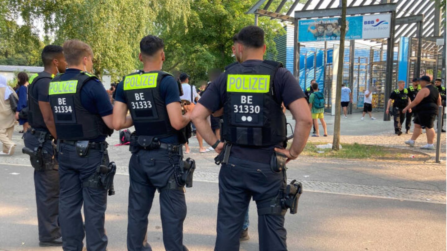 Polizisten stehen vor dem Eingang des Sommerbad in Neukölln, Berlin