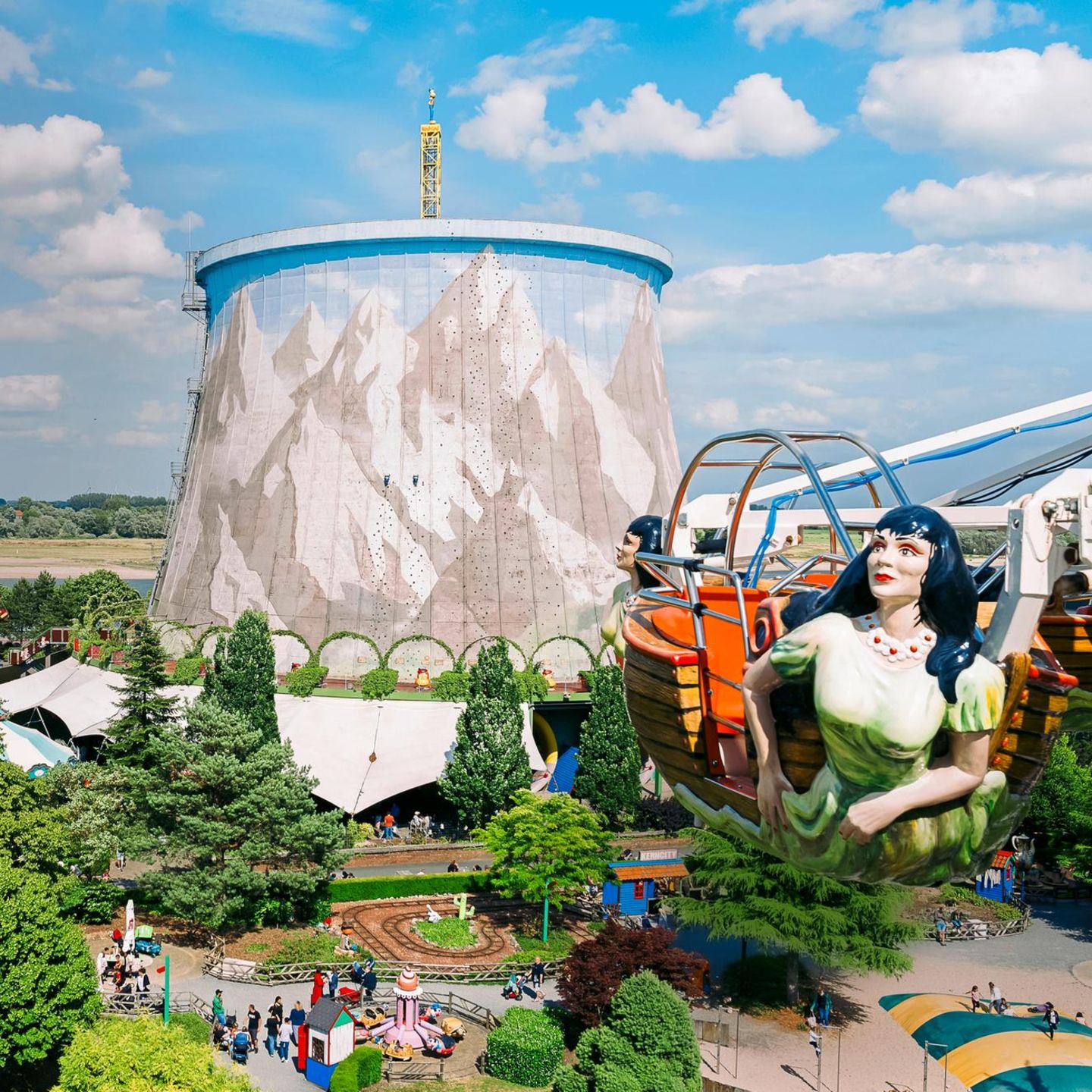 Freizeitpark in Kalkar mit Karussell im Kühlturm