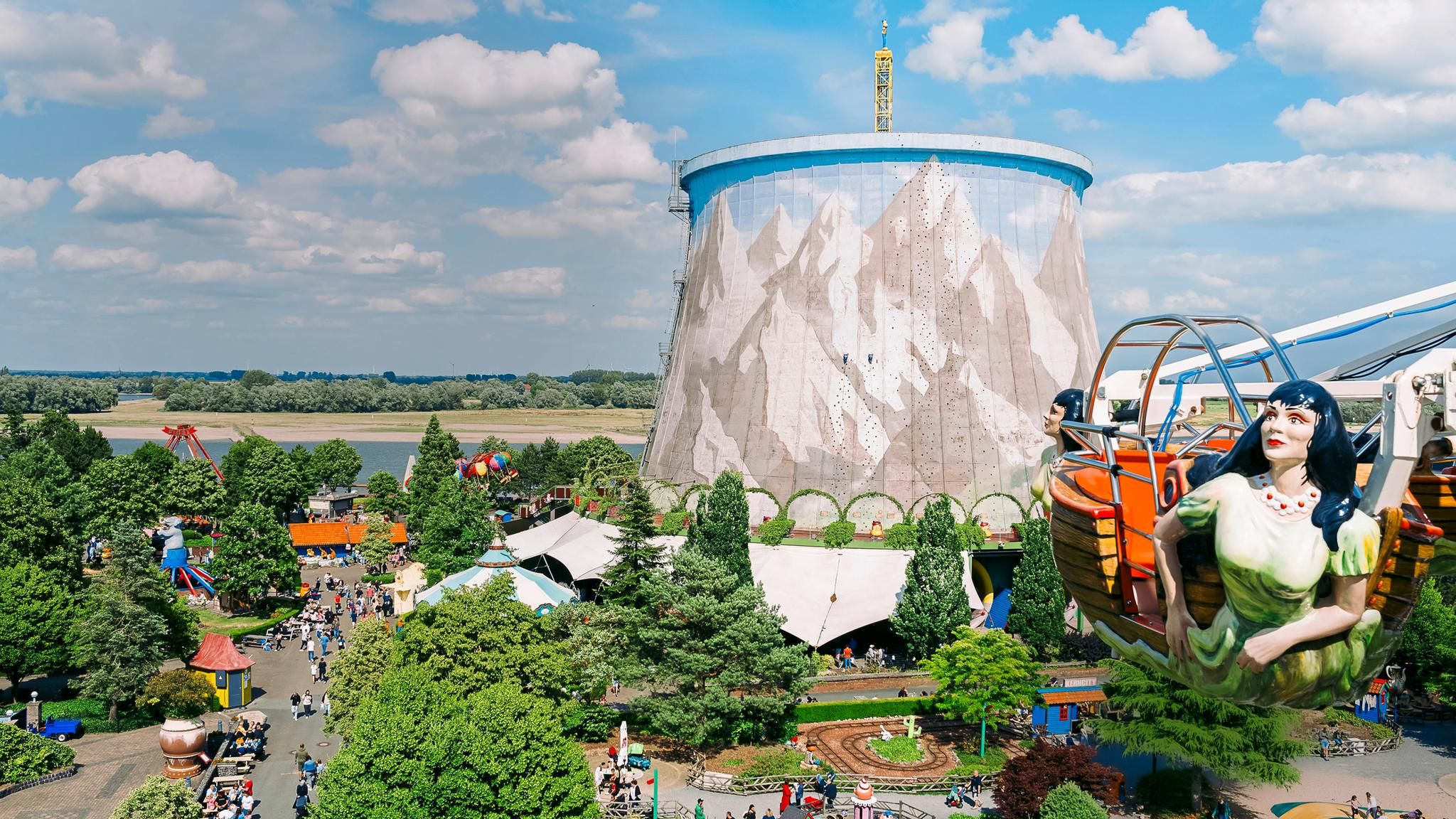 Freizeitpark in Kalkar mit Karussell im Kühlturm