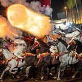 ... und feuern ihre historischen Gewehre ab, bevor sie kurz vor den Zuschauern stoppen.
