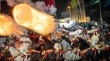 ... und feuern ihre historischen Gewehre ab, bevor sie kurz vor den Zuschauern stoppen.