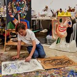 Der 11-jährige aus San Diego blättert durch eines seiner alten Skizzenbücher