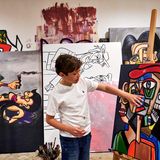 Andres zeigt sein surrealistisches Werk mit dem Titel "Many Opinions" – zu Deutsch "Viele Meinungen"