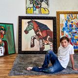 Auch im Vorzimmer seines Kellerstudios stapeln sich die Gemälde. Das Bild in der Mitte trägt den Namen "Caballo Fino", inspiriert von den Gangpferden aus Südamerika