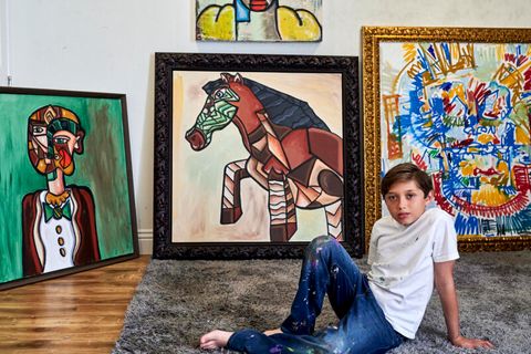 Auch im Vorzimmer seines Kellerstudios stapeln sich die Gemälde. Das Bild in der Mitte trägt den Namen "Caballo Fino", inspiriert von den Gangpferden aus Südamerika