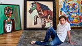 Auch im Vorzimmer seines Kellerstudios stapeln sich die Gemälde. Das Bild in der Mitte trägt den Namen "Caballo Fino", inspiriert von den Gangpferden aus Südamerika