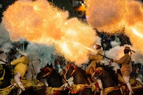 Die alten Büchsen stoßen riesige Feuerbälle aus und machen einen ohrenbetäubenden Lärm