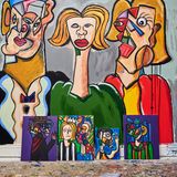 Die Wände seines Studios zieren farbenfrohe Porträts von imaginären Figuren