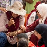 oder traditionelle Kunstformen wie diese Henna-Tätowierung