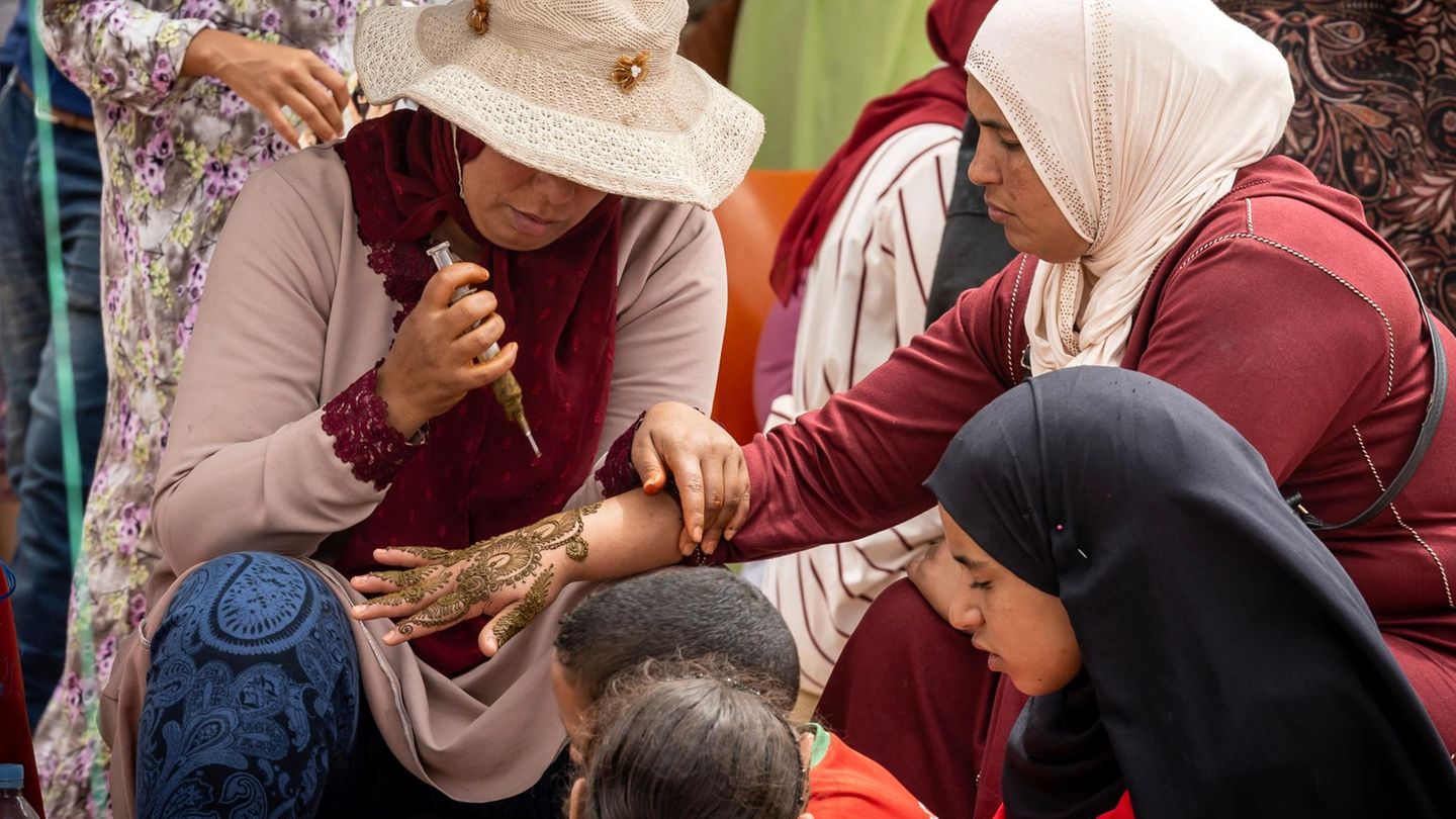 oder traditionelle Kunstformen wie diese Henna-Tätowierung