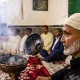 Das Moussam ist auch ein religiöses Fest. Hier nehmen muslimische Gläubige an einer Zeremonie in der Moulay Abdellah Amghar Moschee teil