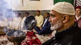 Das Moussam ist auch ein religiöses Fest. Hier nehmen muslimische Gläubige an einer Zeremonie in der Moulay Abdellah Amghar Moschee teil