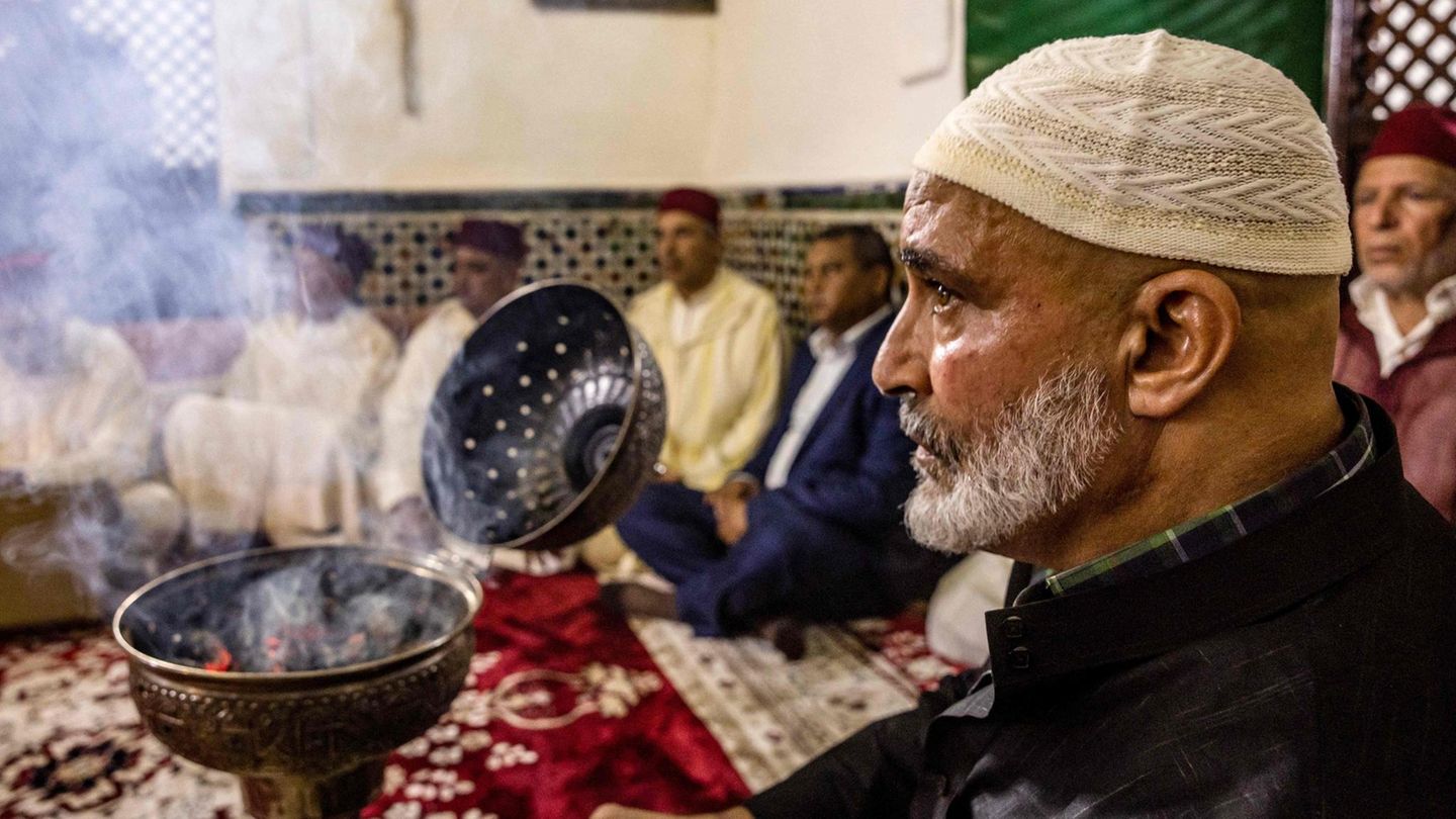 Das Moussam ist auch ein religiöses Fest. Hier nehmen muslimische Gläubige an einer Zeremonie in der Moulay Abdellah Amghar Moschee teil
