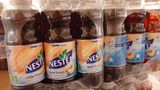 Nestea  Mit Nestea verschwand in diesem Jahr der Eistee-Klassiker schlechthin aus den Supermarkt-Regalen. Noch 2017 war Nestea in Deutschland Marktführer unter den Eistees, hatte seitdem aber massiv Marktanteile verloren. Zu neuer Konkurrenz, etwa durch die Eisteemarke des Rappers Capital Bra, kam ein missglückter Markenrelaunch, mit dem Hersteller Nestlé das süße Getränk gesünder positionieren wollte. Ende März stellte Nestlé den Vertrieb ein.