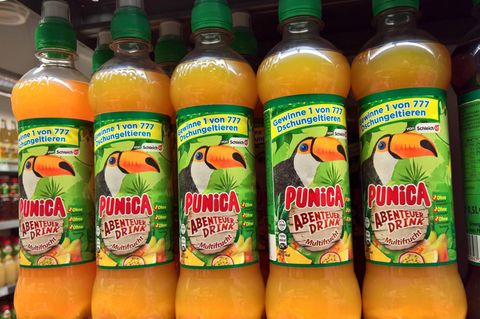 Punica  Auch die Kultmarke Punica findet man seit Kurzem nicht mehr im Saftregal. Punica wurde 1977 vom Fruchtsaft-Unternehmer Rolf Dittmeyer gegründet, dessen Firma 1984 von Procter & Gamble übernommen wurde. Insbesondere in den 90ern war die Marke mit TV-Werbespots rund um die "Punica-Oase" äußerst präsent. Seit 2005 führte PepsiCo die Marke, stieß sie aber mit der gesamten Saftsparte im Februar 2022 ab. Der neue Besitzer, eine französische Investmentgesellschaft, stellte die Produktion angesichts sinkender Verkaufszahlen im September 2022 ein. Letzte Restbestände des mit Süßstoffen versetzten Saftgetränks dürften mittlerweile abverkauft sein.