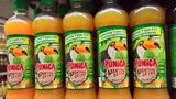 Punica  Auch die Kultmarke Punica findet man seit Kurzem nicht mehr im Saftregal. Punica wurde 1977 vom Fruchtsaft-Unternehmer Rolf Dittmeyer gegründet, dessen Firma 1984 von Procter & Gamble übernommen wurde. Insbesondere in den 90ern war die Marke mit TV-Werbespots rund um die "Punica-Oase" äußerst präsent. Seit 2005 führte PepsiCo die Marke, stieß sie aber mit der gesamten Saftsparte im Februar 2022 ab. Der neue Besitzer, eine französische Investmentgesellschaft, stellte die Produktion angesichts sinkender Verkaufszahlen im September 2022 ein. Letzte Restbestände des mit Süßstoffen versetzten Saftgetränks dürften mittlerweile abverkauft sein.