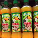 Punica  Auch die Kultmarke Punica findet man seit Kurzem nicht mehr im Saftregal. Punica wurde 1977 vom Fruchtsaft-Unternehmer Rolf Dittmeyer gegründet, dessen Firma 1984 von Procter & Gamble übernommen wurde. Insbesondere in den 90ern war die Marke mit TV-Werbespots rund um die "Punica-Oase" äußerst präsent. Seit 2005 führte PepsiCo die Marke, stieß sie aber mit der gesamten Saftsparte im Februar 2022 ab. Der neue Besitzer, eine französische Investmentgesellschaft, stellte die Produktion angesichts sinkender Verkaufszahlen im September 2022 ein. Letzte Restbestände des mit Süßstoffen versetzten Saftgetränks dürften mittlerweile abverkauft sein.