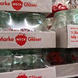 Weck  Im Juni meldete das traditionsreiche Familienunternehmen Weck Insolvenz an Ob die legendären Weck-Gläser verschwinden, ist aber noch nicht abschließend ausgemacht. Seit der Insolvenzmeldung sei der Absatz der kultigen Einmachgläser zunächst wieder angestiegen, berichtete kürzlich der Insolvenzverwalter. Ob die Nostalgiewelle reicht, um einen Investor zu finden, der die Marke fortführt, ist noch unklar. Weck existiert seit 123 Jahren und wird mittlerweile in vierter Generation geführt.