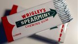 Wrigley’s Spearmint  Die ikonischen Streifenkaugummis Wrigley’s Spearmint sind in diesem Jahr vom Markt verschwunden. Seit 1893 verkaufte die US-Firma Wrigley Streifenkaugummis und entwickelte sich zum größten Kaugummihersteller der Welt. 2008 übernahm der Süßwarenkonzern Mars die Marke. Zum Jahresende 2022 nahm Mars sämtliche Streifen- und Ministreifenkaugummis in Deutschland vom Markt – darunter neben Wrigley’s Spearmint auch die Marken Extra und Orbit. Der Grund: mangelnde Nachfrage. Statt Streifen verkauft Mars nur noch Dragees.