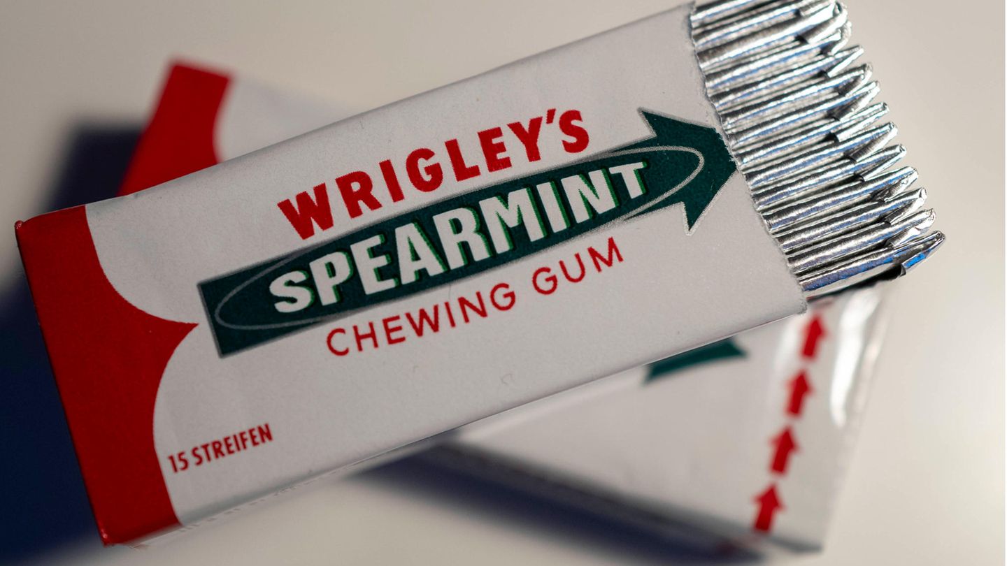 Wrigley’s Spearmint  Die ikonischen Streifenkaugummis Wrigley’s Spearmint sind in diesem Jahr vom Markt verschwunden. Seit 1893 verkaufte die US-Firma Wrigley Streifenkaugummis und entwickelte sich zum größten Kaugummihersteller der Welt. 2008 übernahm der Süßwarenkonzern Mars die Marke. Zum Jahresende 2022 nahm Mars sämtliche Streifen- und Ministreifenkaugummis in Deutschland vom Markt – darunter neben Wrigley’s Spearmint auch die Marken Extra und Orbit. Der Grund: mangelnde Nachfrage. Statt Streifen verkauft Mars nur noch Dragees.