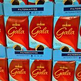 Gala  Seit August 2022 suchen Kaffeetrinker die Marke Gala vergeblich im Regal. Tchibo hat den Schriftzug komplett gestrichen. Der Kaffee läuft jetzt allein unter dem Markennamen Eduscho – der seinerseits für Kaffeetradition steht. Tchibo hatte den Kaffeerivalen Eduscho 1997 geschluckt und belebt den Markennamen jetzt neu. Gala hatte zuletzt bei Befragungen zum Image von Kaffeemarken vergleichsweise schwach abgeschnitten.