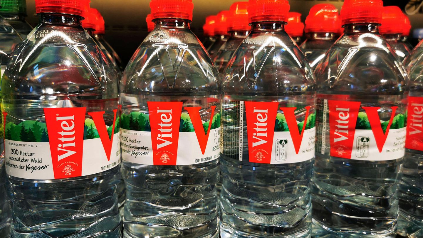 Vittel  Nestlé hat die traditionsreiche Mineralwassermarke Vittel im vergangenen Jahr eingestellt. Seit dem 19. Jahrhundert wurde das Wasser aus der Quelle des gleichnamigen französischen Kurortes verkauft. 1969 übernahm der Nestlé-Konzern die Marke, die zuletzt ziemlich in Verruf geriet. In Folge der massiven Wasserentnahme sank der Grundwasserspiegel in dem französischen Örtchen drastisch, was zu Protesten von Anwohnern und Umweltschützern führte. Auch die Plastik-Einwegverpackung von Vittel sorgte bei Umweltschützern für Kritik.