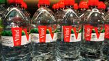 Vittel  Nestlé hat die traditionsreiche Mineralwassermarke Vittel im vergangenen Jahr eingestellt. Seit dem 19. Jahrhundert wurde das Wasser aus der Quelle des gleichnamigen französischen Kurortes verkauft. 1969 übernahm der Nestlé-Konzern die Marke, die zuletzt ziemlich in Verruf geriet. In Folge der massiven Wasserentnahme sank der Grundwasserspiegel in dem französischen Örtchen drastisch, was zu Protesten von Anwohnern und Umweltschützern führte. Auch die Plastik-Einwegverpackung von Vittel sorgte bei Umweltschützern für Kritik.
