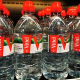 Vittel  Nestlé hat die traditionsreiche Mineralwassermarke Vittel im vergangenen Jahr eingestellt. Seit dem 19. Jahrhundert wurde das Wasser aus der Quelle des gleichnamigen französischen Kurortes verkauft. 1969 übernahm der Nestlé-Konzern die Marke, die zuletzt ziemlich in Verruf geriet. In Folge der massiven Wasserentnahme sank der Grundwasserspiegel in dem französischen Örtchen drastisch, was zu Protesten von Anwohnern und Umweltschützern führte. Auch die Plastik-Einwegverpackung von Vittel sorgte bei Umweltschützern für Kritik.