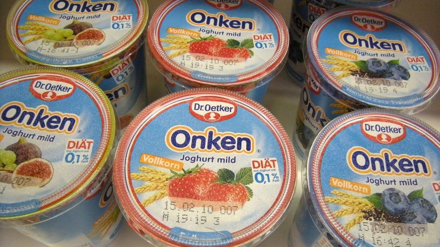 Jako-o, Punica, Weck: Onken Seit Juni 2022 ist für die Traditionsmarke Onken Schluss in deutschen Kühlregalen. Der Schweizer Milchkonzern Emmi hat den Verkauf von Produkten der Marke in Deutschland eingestellt. Der Hersteller begründete dies mit "unzureichenden Perspektiven im preislich hart umkämpften deutschen Markt für Joghurt und Quark". Steigende Kosten und schwach Wachstumsaussichten hätten den Schritt wirtschaftlich notwendig gemacht. Onken war 1940 in Moers gegründet worden. 2004 übernahm die Oetker-Gruppe und verkaufte die Marke 2011 an Emmi weiter. In Großbritannien wird Onken weiter verkauft. Onken Seit Juni 2022 ist für die Traditionsmarke Onken Schluss in deutschen Kühlregalen. Der Schweizer Milchkonzern Emmi hat den Verkauf von Produkten der Marke in Deutschland eingestellt. Der Hersteller begründete dies mit "unzureichenden Perspektiven im preislich hart umkämpften deutschen Markt für Joghurt und Quark". Steigende Kosten und schwach Wachstumsaussichten hätten den Schritt wirtschaftlich notwendig gemacht. Onken war 1940 in Moers gegründet worden. 2004 übernahm die Oetker-Gruppe und verkaufte die Marke 2011 an Emmi weiter. In Großbritannien wird Onken weiter verkauft.