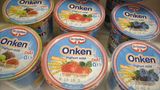Onken  Seit Juni 2022 ist für die Traditionsmarke Onken Schluss in deutschen Kühlregalen. Der Schweizer Milchkonzern Emmi hat den Verkauf von Produkten der Marke in Deutschland eingestellt. Der Hersteller begründete dies mit "unzureichenden Perspektiven im preislich hart umkämpften deutschen Markt für Joghurt und Quark". Steigende Kosten und schwach Wachstumsaussichten hätten den Schritt wirtschaftlich notwendig gemacht. Onken war 1940 in Moers gegründet worden. 2004 übernahm die Oetker-Gruppe und verkaufte die Marke 2011 an Emmi weiter. In Großbritannien wird Onken weiter verkauft.
