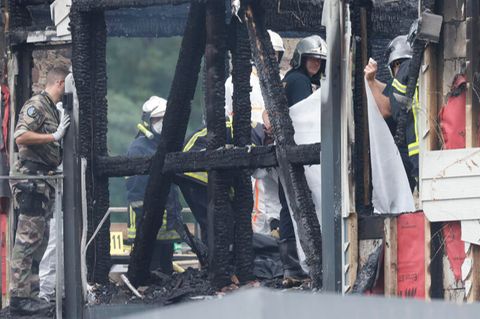 Frankreich, Wintzenheim: Rettungsteams und Ermittler arbeiten an der Unglücksstelle