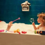 Geboren wurde Gerwig (links im Bild im Film "Maggie's Plan") 1983 im kalifornischen Sacramento. Hier wuchs sie zusammen mit ihrer Schwester auf und wurde nach eigenen Aussagen "streng katholisch" erzogen. Gerwig selbst sagt von sich, sie sei ein "intensives Kind" gewesen und habe immer reichlich Energie gehabt. Und die hat sie von klein an in zahlreiche Sportarten wie Ballett und Hip Hop sowie kreative Projekte und das Theater gesteckt. 