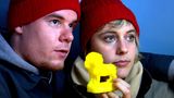 Kurz darauf lernte sie den damaligen Improfilm-Produzenten Joe Swanberg kennen, der mit wenig Ressourcen und kurzen Drehbüchern vor allem "Mumblecore"-Filme realisierte. Gerwig selbst soll wenig später zu den wichtigsten Vertreterinnen des Genres werden. Hier sieht man sie mit Swanberg im Film "Nights and Weekends" im Jahr 2008, bei dem sie erstmals auch als Regisseurin mitwirkte. Swanberg und Gerwig spielen darin die Hauptrollen eines Paares, das sich mit den Tücken einer Fernbeziehung herumschlagen muss.