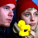 Kurz darauf lernte sie den damaligen Improfilm-Produzenten Joe Swanberg kennen, der mit wenig Ressourcen und kurzen Drehbüchern vor allem "Mumblecore"-Filme realisierte. Gerwig selbst soll wenig später zu den wichtigsten Vertreterinnen des Genres werden. Hier sieht man sie mit Swanberg im Film "Nights and Weekends" im Jahr 2008, bei dem sie erstmals auch als Regisseurin mitwirkte. Swanberg und Gerwig spielen darin die Hauptrollen eines Paares, das sich mit den Tücken einer Fernbeziehung herumschlagen muss.