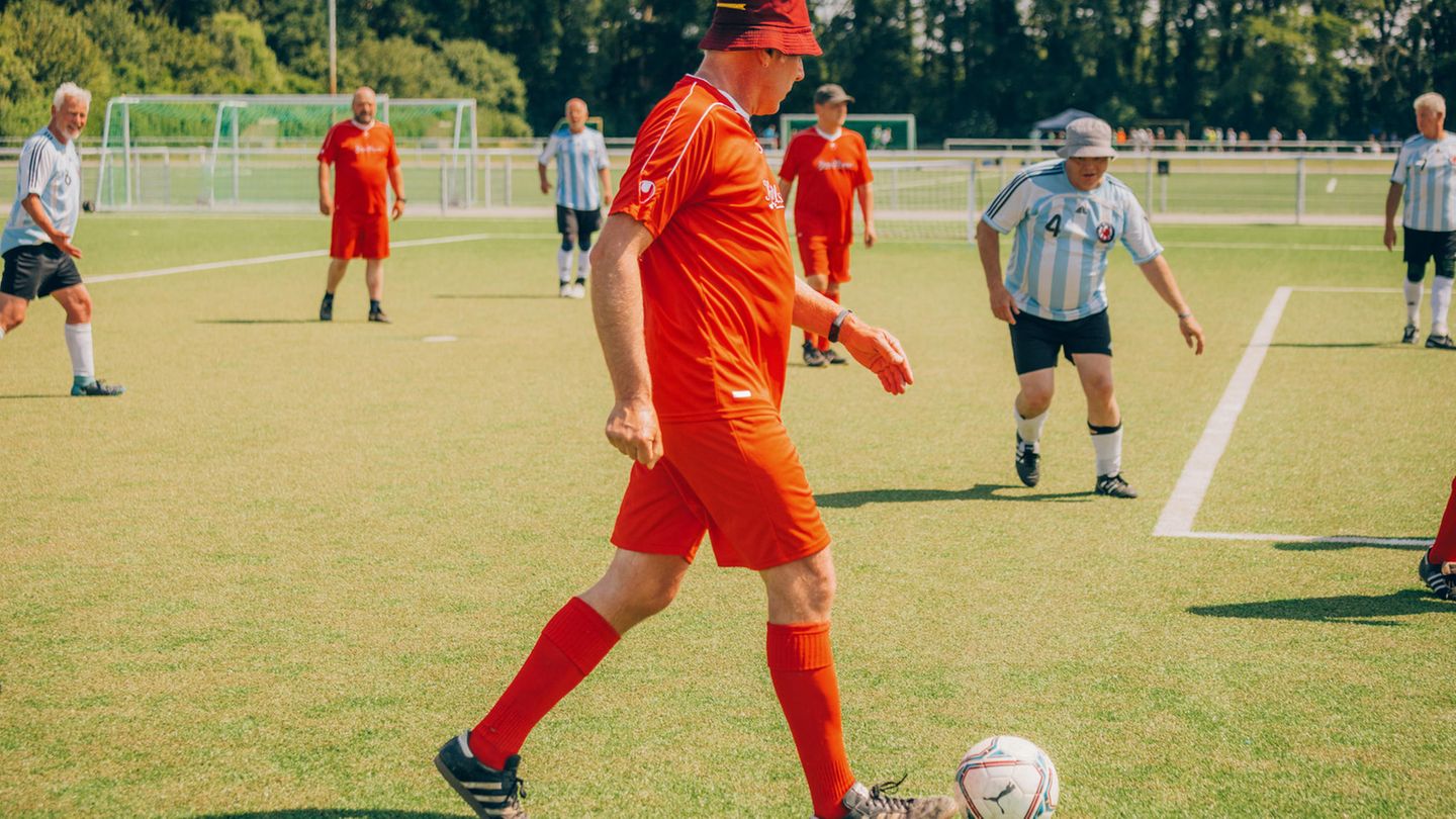 New sport of walking football: This is how a soft kick variant works