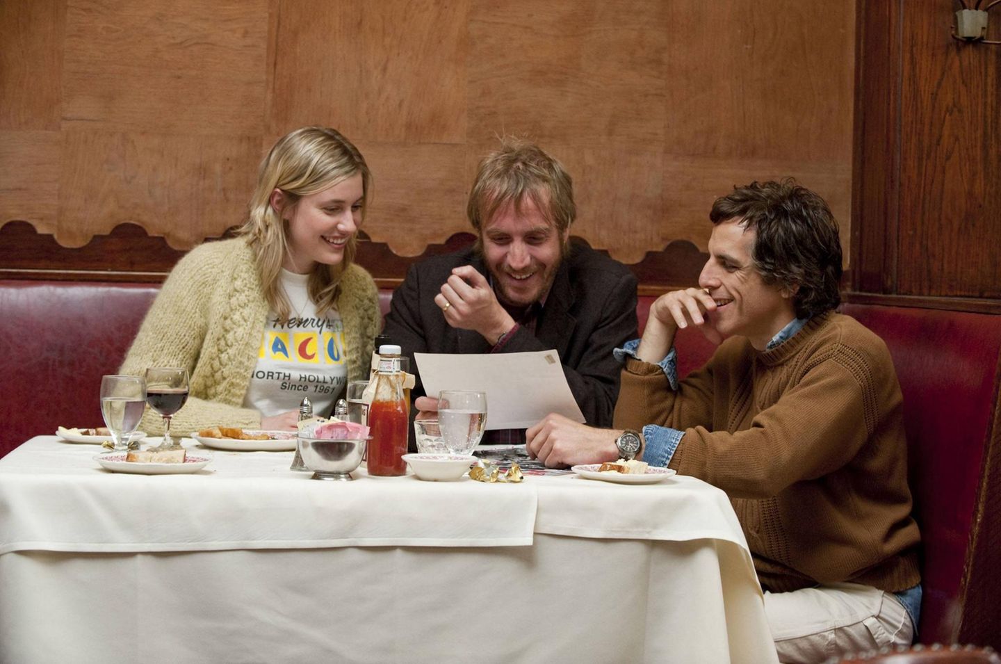 Nach drei Jahren zog es Gerwig zunehmend zu anderen Ufern. Der "Indie Star", wie sie betitelt wurde, hatte sich einen Namen in der Branche gemacht und bekam erstmals die Möglichkeit, die Hauptrolle in einer Mainstream-Produktion zu übernehmen. Regie führte damals Noah Baumbach – der Mann, den sie später lieben lernen würde. Baumbach bezeichnete die damals 27-Jährige als "außergewöhnlich" und "speziell". Dabei gefiel der Newcomer ihm so gut, dass er Gerwig in der Tragikomödie "Greenberg" an der Seite von Hollywood-Star Ben Stiller die Hauptrolle spielen ließ. Ein Meilenstein für Gerwig, der sie einem internationalen Publikum bekannt machte. "Greenberg" war auch im Wettbewerb der 60. Filmfestspiele von Berlin vertreten, wobei die Schauspielerin als "Neuentdeckung" gefeiert wurde. Für Gerwig nicht selbstverständlich. Sie selbst sagte im Rückblick zu den Dreharbeiten: "In der Nacht, bevor die Dreharbeiten begannen, dachte ich immer wieder: 'Oh mein Gott, ich kann das nicht versauen. Ich werde es mir niemals verzeihen, wenn ich einen Noah-Baumbach-Film versaue'."