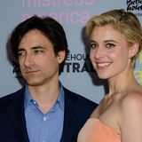 Ein Jahr nach ihrem Auftritt in "Greenberg" kamen Baumbach und Gerwig zusammen und zogen in eine gemeinsame Wohnung in New York. Heute sind die beiden verheiratet, haben zwei Kinder und bereits an zahlreichen Produktionen gemeinsam mitgewirkt. 