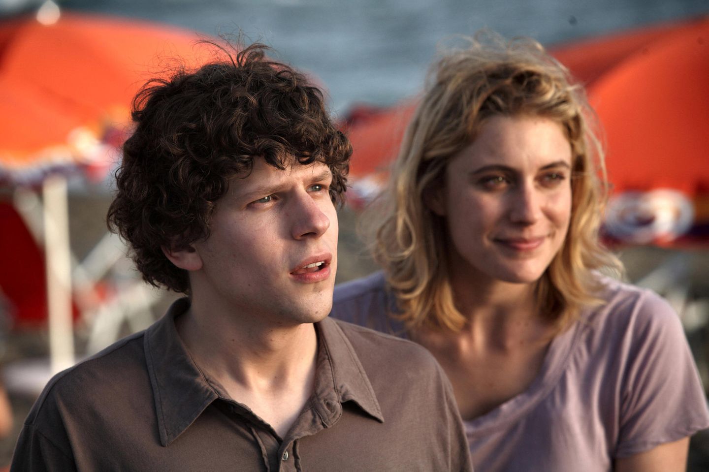 Im gleichen Jahr gelang Gerwig dann ein weiterer Meilenstein. In Woody Allens Film "To Rome With Love" durfte sie ebenfalls die Hauptrolle spielen. "Es fühlt sich an, als hätte ich mich, ähm, irgendwie ins Schloss geschlichen", lachte Gerwig damals. Als Teenager habe die Schauspielerin den Regisseur verehrt, erzählt sie. Dabei habe sie oft davon geträumt, wie die beiden zusammen essen gehen, ein Eis kaufen und sich über Filme unterhalten. Als kurz darauf die Missbrauchsvorwürfe zu Allen aufkamen, distanzierte sich Gerwig öffentlich. Sie wolle nie wieder mit ihm zusammenarbeiten. 