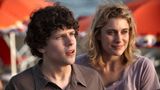 Im gleichen Jahr gelang Gerwig dann ein weiterer Meilenstein. In Woody Allens Film "To Rome With Love" durfte sie ebenfalls die Hauptrolle spielen. "Es fühlt sich an, als hätte ich mich, ähm, irgendwie ins Schloss geschlichen", lachte Gerwig damals. Als Teenager habe die Schauspielerin den Regisseur verehrt, erzählt sie. Dabei habe sie oft davon geträumt, wie die beiden zusammen essen gehen, ein Eis kaufen und sich über Filme unterhalten. Als kurz darauf die Missbrauchsvorwürfe zu Allen aufkamen, distanzierte sich Gerwig öffentlich. Sie wolle nie wieder mit ihm zusammenarbeiten. 