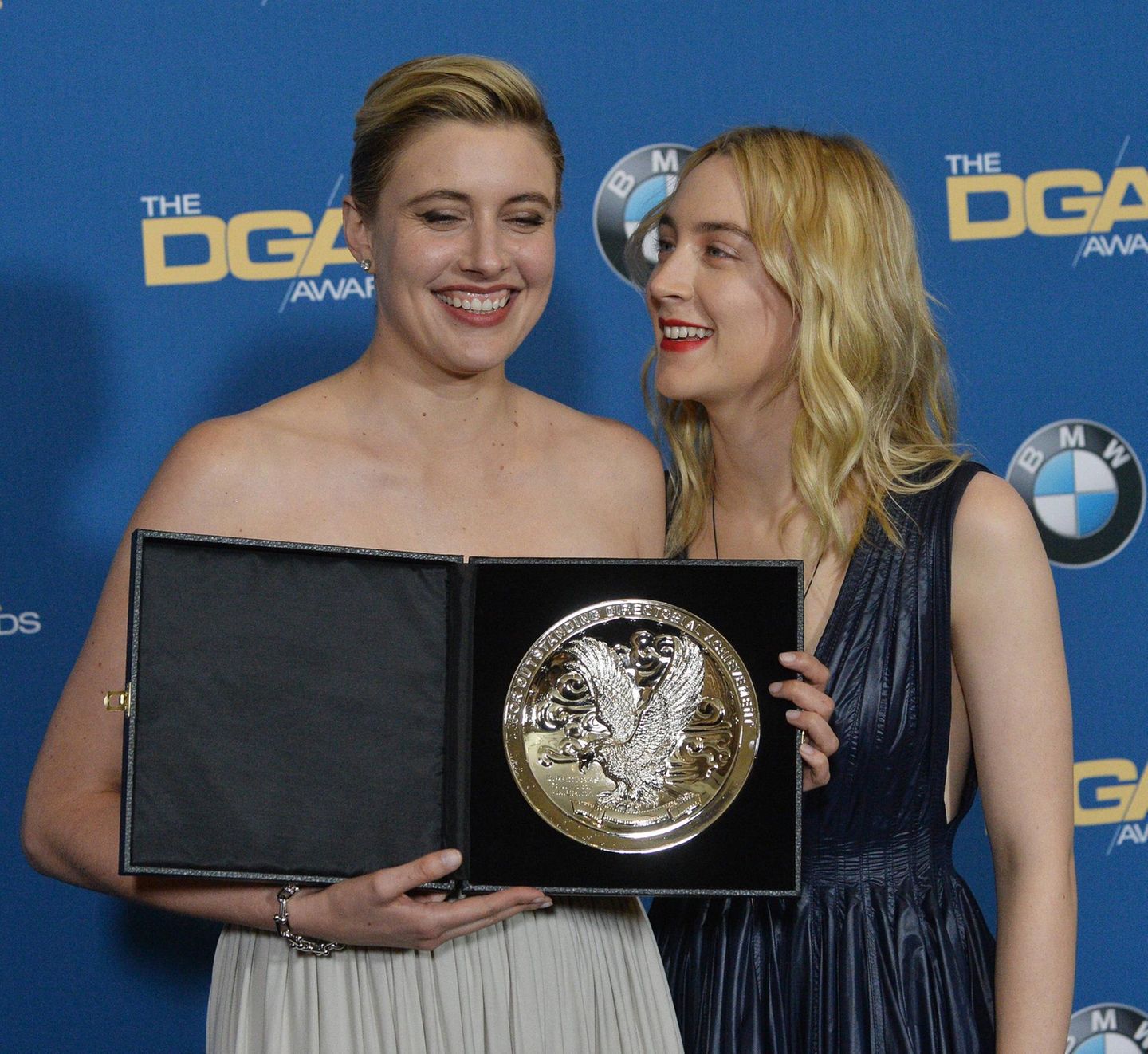 Die Frau hinter der "Barbie"-Sensation: Der Film wurde ein Hit und international von der Kritik gelobt. So erhielt Gerwigs Coming-of-Age-Produktion zahlreiche Auszeichnungen, darunter zwei Golden Globe Awards, und wurde zudem für fünf Oscars nominiert, mitunter für die Regie. Damit ist sie die fünfte Frau, die jemals für einen Regie-Oscar nominiert wurde. Steven Spielberg sagte damals über "Lady Bird": "Es kommt nicht jedes Jahr vor, dass das Solo-Spielfilmdebüt eines Filmemachers einen mitreißt." Der Film wurde ein Hit und international von der Kritik gelobt. So erhielt Gerwigs Coming-of-Age-Produktion zahlreiche Auszeichnungen, darunter zwei Golden Globe Awards, und wurde zudem für fünf Oscars nominiert, mitunter für die Regie. Damit ist sie die fünfte Frau, die jemals für einen Regie-Oscar nominiert wurde. Steven Spielberg sagte damals über "Lady Bird": "Es kommt nicht jedes Jahr vor, dass das Solo-Spielfilmdebüt eines Filmemachers einen mitreisst."